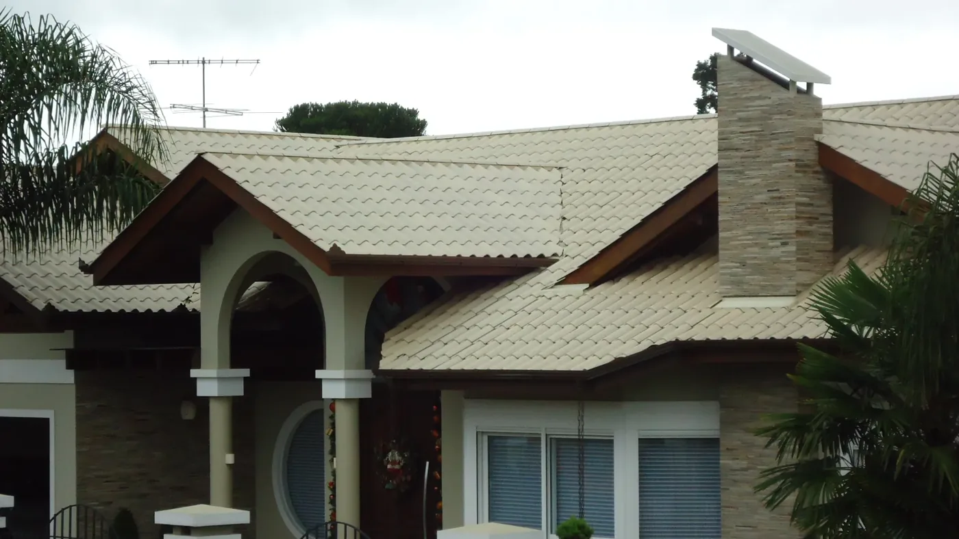 Fachada de casa revestida com pedra decorativa