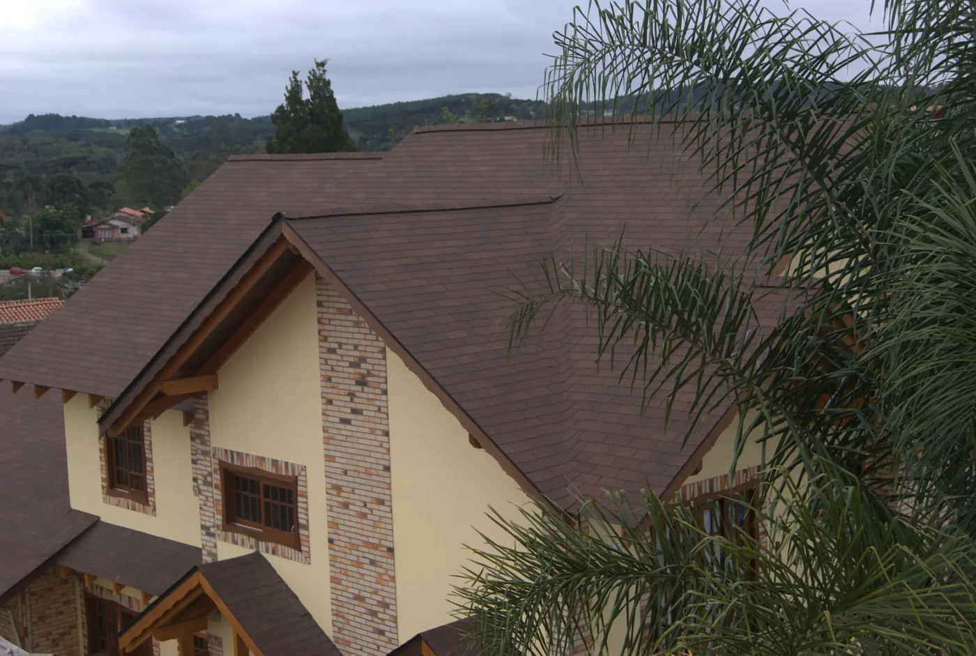 Telhado residencial em telha shingle instalado pela Construtelhas