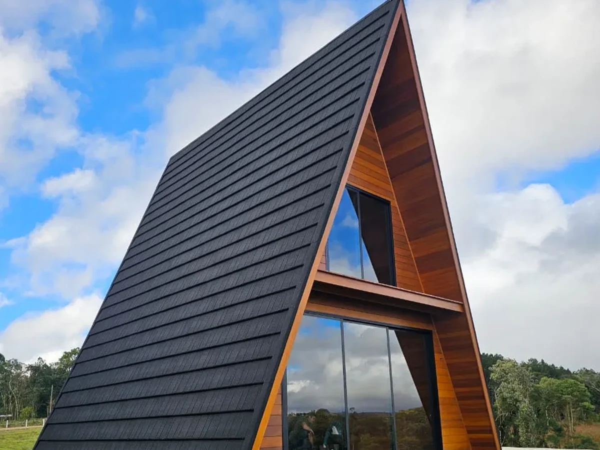Chalé com telha Rock Steel Onyx Black