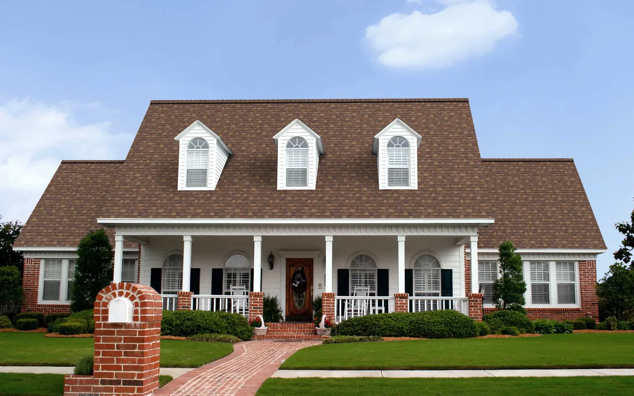 Casa com telha shingle Duration, cor Areia